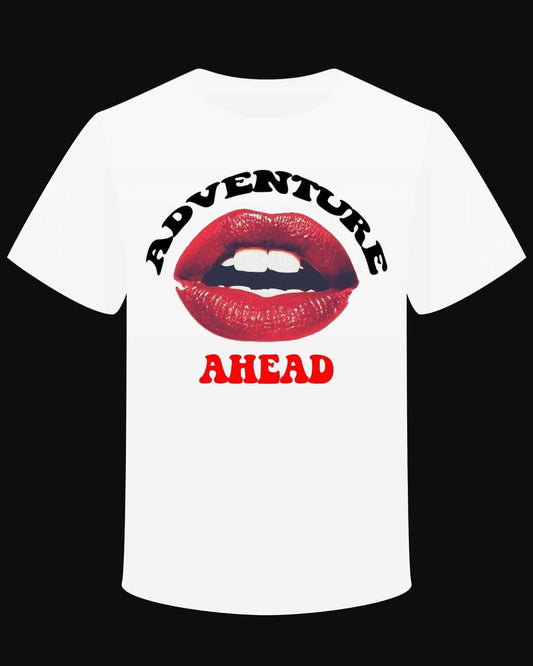 T-shirt "Adventure Ahead" bouche pulpeuse